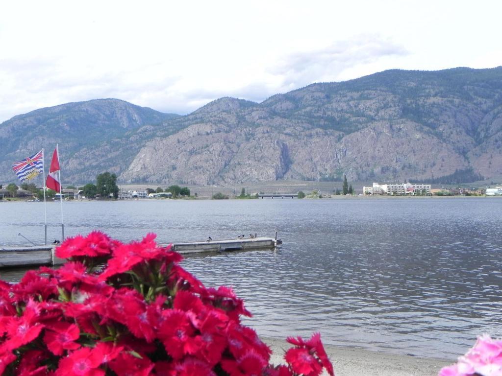 Destiny Beach Resort Osoyoos Exteriör bild
